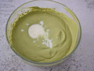 4寸KT猫抹茶慕斯蛋糕,再把酸奶糊倒入淡奶油中,翻拌均匀