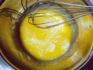 8寸戚风蛋糕,先做蛋黄糊，蛋黄用手动打蛋器打散，加入牛奶继续打均匀至看不到牛奶。