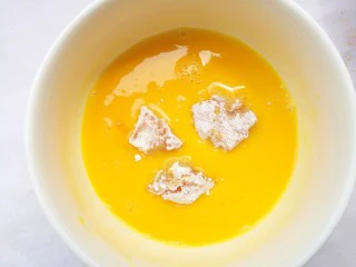 狂甩肯德基几条街的劲爆鸡米花,裹一层蛋液。