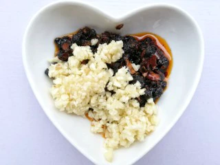 饺子皮辣酱饼,蒜末加入辣酱中。