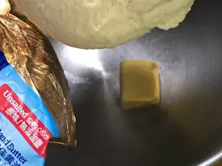 豆沙扭扭面包,加入黄油。