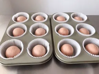 猪猪椰蓉小面包,把包好的面团放入模具中间。发酵箱温度35度，湿度80，发酵35分钟。