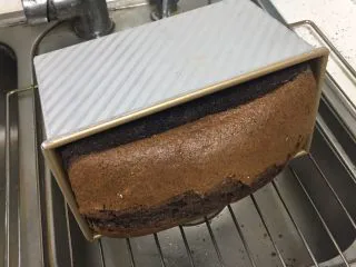 黑砖蜜豆吐司,烤完拿出侧面冷却一下。