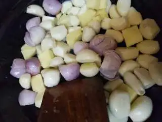 生焗啫啫湛江鸡,去一砂锅上火烧热到少许油放切好的干葱头蒜头生姜炒香