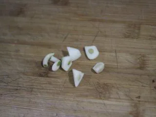 意面经典cp 青酱君,一瓣蒜随便切几刀。罗勒的味道浓郁，蒜是要中和一下罗勒的味道，喜欢吃蒜的可以多放几瓣。