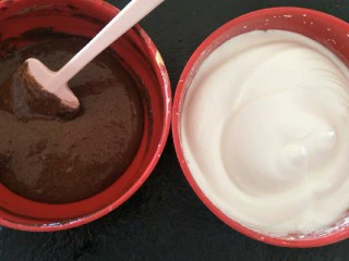 最“柔软”纸杯蛋糕☕—爆浆巧克力,准备把蛋黄蛋白混合。