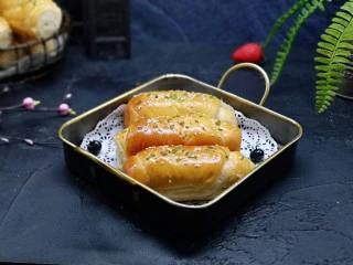 葱香四溢的全麦酸奶面包卷,口感松软特别香。