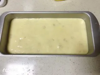 0黄油酸甜香橙磅蛋糕,入模具,振平表面