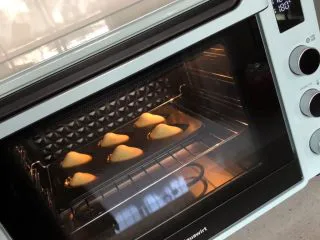 柠檬味小蛋糕,看见它们的肚子鼓起来，香味飘出就可以了