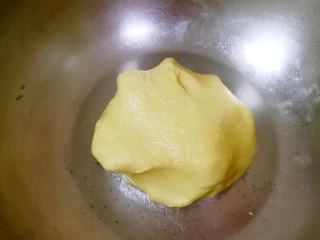 万圣节蜘蛛饼干,先用硅胶刮刀翻拌，然后用手和成团，装进保鲜袋静置半个小时（天气热的情况下放冰箱冷藏静置）。