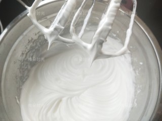 纸杯蛋糕(不塌不裂),打发程度是硬性发泡。提起打蛋器呈现短小的直尖。