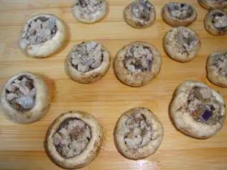 乌克兰：奶酪焗鲜蘑,把炒好的馅料填入蘑菇中