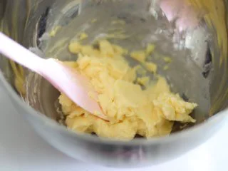 醇香酥脆的曲奇饼干(曲奇枪版),冬日温暖小零食,2、准备好食材,粉类,淡奶油,1个蛋黄。黄油软化到可以轻松摁压的程度。