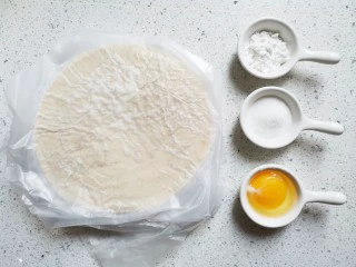 手抓饼蝴蝶酥,准备好所有食材。