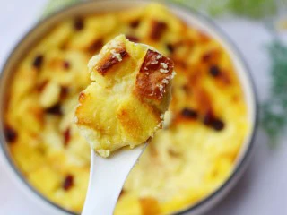 酥脆软滑的蛋奶吐司布丁,外表酥脆~