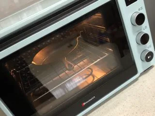 草莓克拉夫提,19cm的铸铁锅提前抹黄油放入烤箱一起180度预热10-15分钟