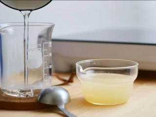 柠檬糖霜磅蛋糕,起一小锅来做柠檬糖浆，加入糖跟水，用中小火煮至糖溶解，沸腾后再多煮2分鐘便可移锅关火，最后加上10克的柠檬汁拌匀，放凉备用