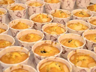 杏仁玛芬蛋糕 简单烘焙,蛋糕出炉后放网架上冷却即可。