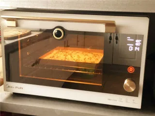 香葱肉松面包卷,180度上下火烤15分钟。 