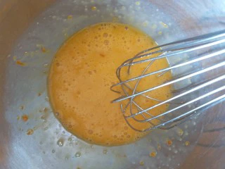 橙香甜甜圈（植物油版）,用手动的打蛋器搅拌均匀。