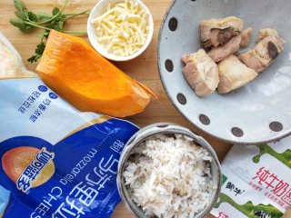 奶香南瓜鸡肉焗饭,准备好所有食材，烤箱220度预热。