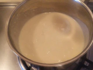 柔软到出乎意料-奶酪蛋糕卷,加热到大致全部融化还是会有一点小颗粒