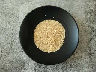 自制海苔肉松,生芝麻炒香(不要用买的熟芝麻 做出来的肉松里面的芝麻 不如自己先现炒的香)。