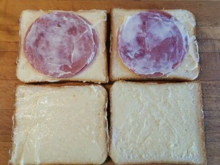 超快手三明治~十分钟就能搞定,再抹一层沙拉酱