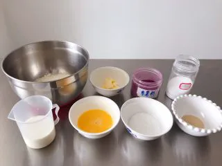 猪猪椰蓉小面包,把面团需要的材料准备好