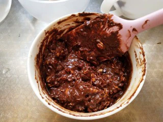 巧克力蛋白棒,用刮刀拌匀