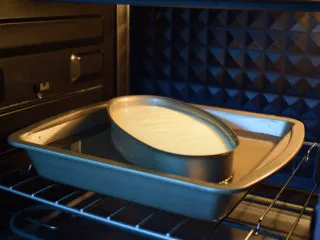 酸奶芝士蛋糕,放入预热好的烤箱,上下火145度,下层70分钟