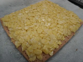 焦糖杏仁草莓饼干,平铺在饼干上，与之前温度一样，烤25分钟左右即可放凉