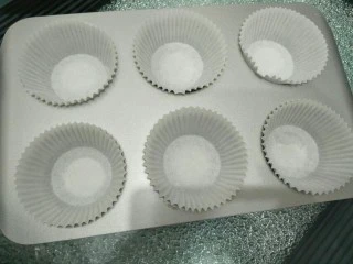 蓝莓酥粒蛋糕,蛋糕盘中放上纸杯。