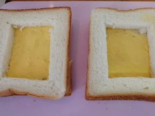 快手早餐&吐司鸡蛋烤火腿&小米粥,摆好吐司片（如图）