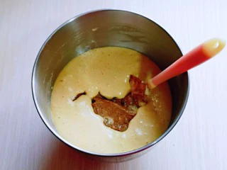 红糖枣糕别在外面买了~自己在家做~健康无添加,加入打好的红糖枣泥,翻拌均匀。(注意翻拌手法,避免消泡)