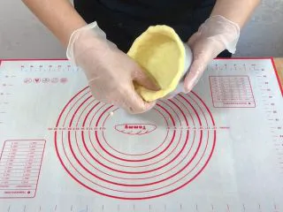 外酥里嫩的~爆浆芝士塔,放入模具,用手按压贴合。
