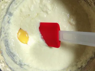 椰香坚果麦芬蛋糕,再加入全蛋液,搅拌均匀。