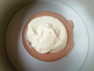 斑马纹戚风蛋糕(8寸),准备两个大小一致的勺子,将混合好的原味蛋糕糊和可可蛋糕糊,交替着倒进模具里面。