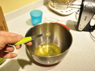 日式豆乳盒子蛋糕,蛋白放入干净、无油、无水的打蛋盆中,加入少量柠檬汁。