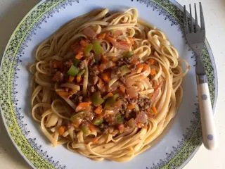 番茄牛肉意大利面,加入意大利面翻炒搅拌和汤汁汁混合均匀。关火装盘。