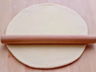 奶香小花朵馒头,用擀面杖擀成半厘米厚的薄面皮。