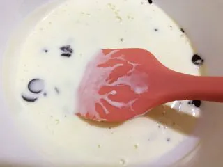 醇厚浓郁的巧克力慕斯蛋糕,倒入巧克力碗里