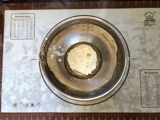 圣诞咖啡奶油蛋糕,2、玉米油中加入酸奶。