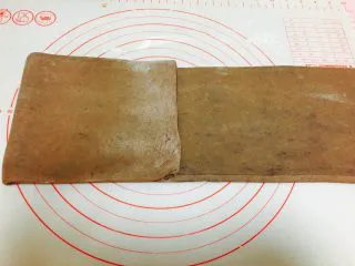 网红脏脏包（开酥版）,冰箱取出再次擀开。左起三分之一。向右折。右起三分之一，向左折。覆盖住之前折过来的三分之一。跟叠被子一样3折。完成本次折叠。放入冰箱冷藏20分钟。