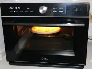 自制培根披萨,再入烤箱,200度15分钟左右,披萨上色满意即可。