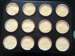 百香果蜂蜜纸杯蛋糕,将蛋糕糊倒入模具中，用力震几下