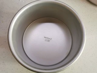 红糖发糕的家常做法（1个蛋）,准备好6寸蛋糕模具一个，如果没有用一个大碗，里面铺上油纸也可以。