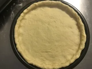 秘制芝心卷边披萨,将饼皮移入披萨盘内，没有披萨盘就放烤盘里。