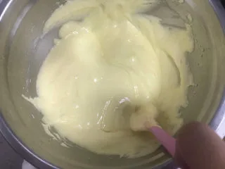 玉米面杯子蛋糕(少油少糖粗粮蛋糕),同样的手法翻拌均匀