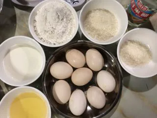 十寸戚风蛋糕（不开裂）,用厨房秤称出所需材料备用。保证所有用具无油无水。（盆，打蛋器，搅拌刀等等） 此时烤箱140度预热20分钟。根据自家烤箱脾气来。